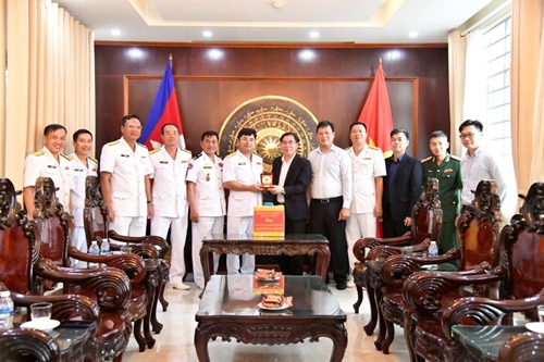 Đoàn công tác Vùng 5 Hải quân thăm, chào xã giao Tổng lãnh sự quán Việt Nam tại tỉnh Preah Sihanouk, Campuchia